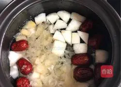 Illustration of how to make Tremella, Red Dates and Wolfberry Beauty Soup 9