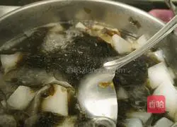 White radish Illustration of how to make seaweed and white fungus soup 11