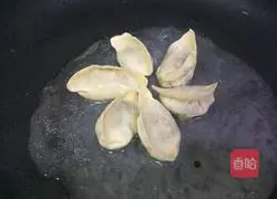 Illustration of how to make snowflake fried dumplings 6