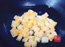 Illustration of how to make fried diced steamed buns 11