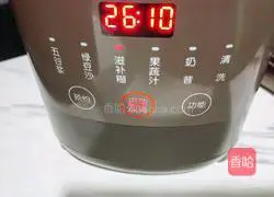 Illustration of how to make apple, tremella and millet paste 4