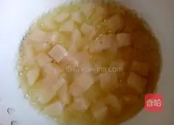Illustration of how to make rock sugar, snow pear and lily syrup 6