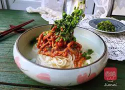 Illustration of how to make toon shredded pork noodles 11