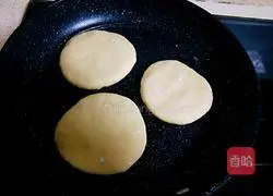 Illustration of how to make milk-flavored cornmeal pancakes (coarse grains) 12