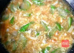 Illustration of how to make shrimp, luffa and mushroom soup 15