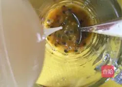 Illustration of how to make passion fruit juice 4