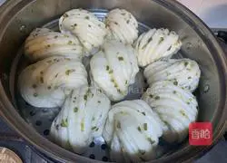 Illustration of how to make green onion rolls 10