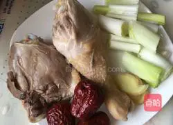 Illustration of how to cook chicken soup with fish maw 11