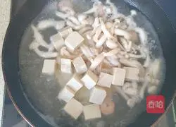 Illustration of how to make three fresh mushroom soup 7