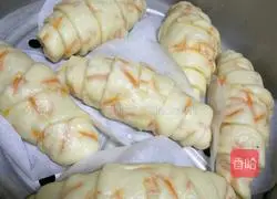 Illustration of how to make carrot croissants 8