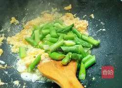 Illustration of how to make asparagus and scrambled eggs 11