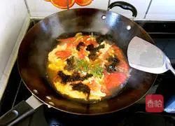 Illustration of how to make seaweed, tomato and egg drop soup 7