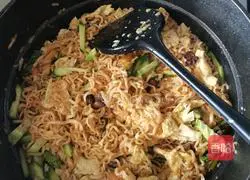 Illustration of how to make fried instant noodles with meat skewers 9