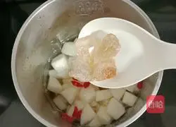 Illustration of how to make Sichuan clam, wolfberry and snow pear soup 7