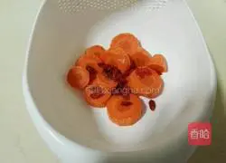 Illustration of how to make radish, wolfberry and black-bone chicken soup 2