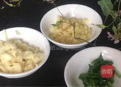 Illustration of how to stir-fry diced ham with colorful vegetables 5