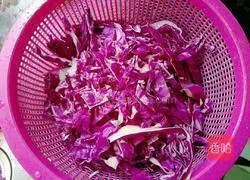 Illustration of how to make purple cabbage fried noodles 1