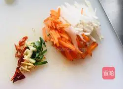 Illustration of how to make radish pulp on the water surface 2