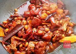 Illustration of roasting pig's feet with peanuts 11