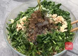 Illustration of how to make leek and beef dumplings 4