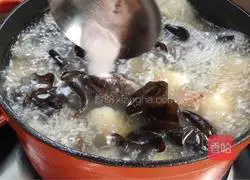 Illustration of making black fungus and yam spine soup 12