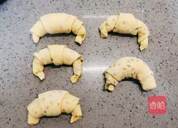 Illustration of how to make pumpkin and green bean rolls 14