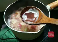 Illustration of how to make peaches in sugar water 8