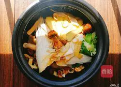 Illustration of how to make shark fin bone, chestnut, dried Polygonatum odoratum, Lily and matsutake soup 5