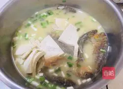 Illustration of how to make crucian carp tofu soup 7