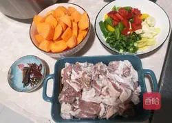 Illustration of how to make carrot stewed beef brisket 1