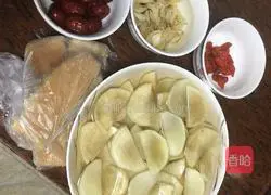 Illustration of how to make yacon lily, tremella, wolfberry and red date syrup 1