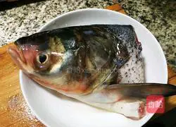 Illustration of how to make fish head and tofu soup 1