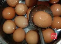 Illustration of how to make hillbilly eggs 2
