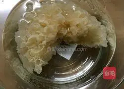 Illustration of how to make red dates, white fungus and lotus seed soup 1