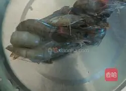 Illustration of how to make steamed shrimp egg custard 1