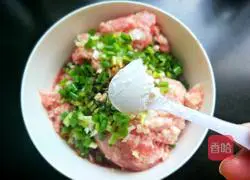 Illustration of how to make fungus and vegetable meatball soup 8