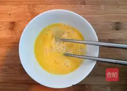 Illustration of how to make wolfberry and shepherd's purse egg soup 4