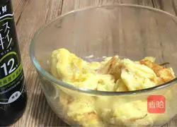 Illustration of how to make loofah and egg noodle soup 8