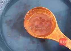 Illustration of how to make caramel pearl black tea latte 3