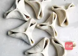 Illustration of how to make peanut sesame candy triangle 10