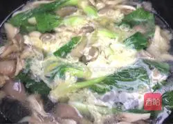 Pictures of how to make cabbage and mushroom egg soup 6