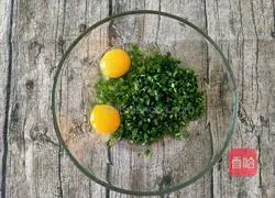 Illustration of how to make leek and shrimp skin egg rolls 3