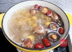 Illustration of how to make pork ribs and chestnut soup 7