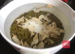 Illustration of how to make lily, red dates and mung bean soup 6