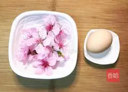 Illustration of how to make peach blossom egg custard 2