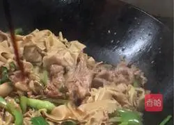 Illustration of how to stir-fry lean meat with tofu skin 12