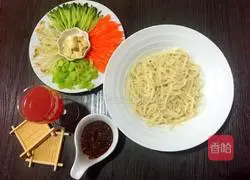 Illustration of how to make old Beijing fried noodles 6