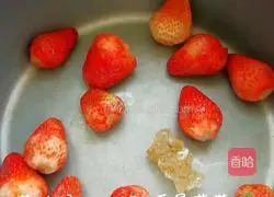 Illustration of how to make strawberry rock sugar water 2