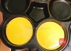 Illustration of how to make milk-flavored egg pancakes 8