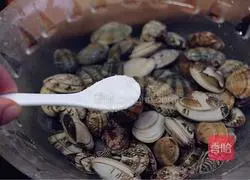 Illustration of how to make spicy fried clams 1